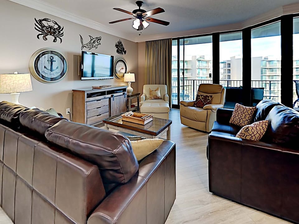 Condo, Multiple Beds, Kitchen, Pool View | Living area | 40-inch TV with cable channels