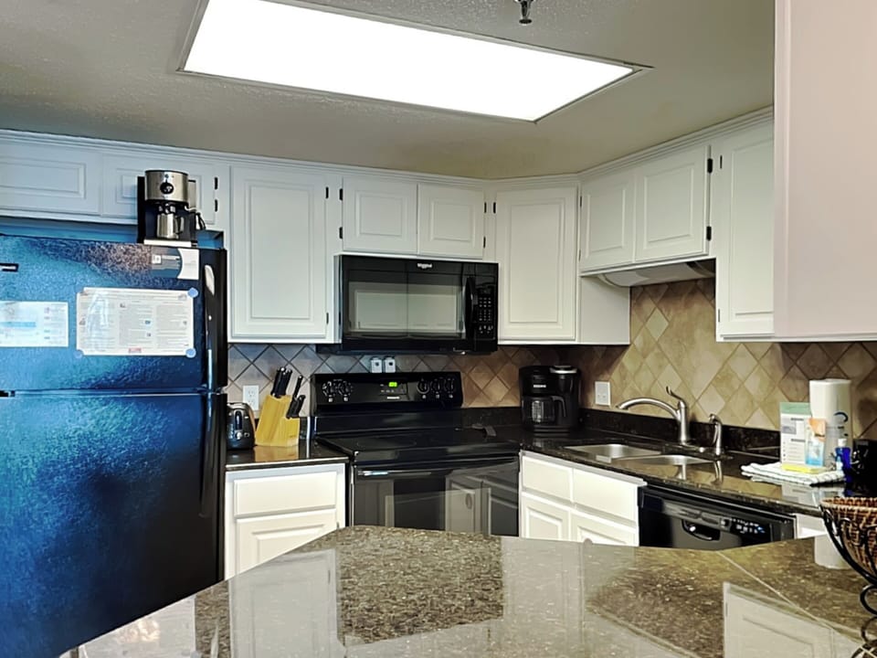 Condo, Multiple Beds, Balcony, Ocean View | Private kitchen | Fridge, microwave, oven, stovetop