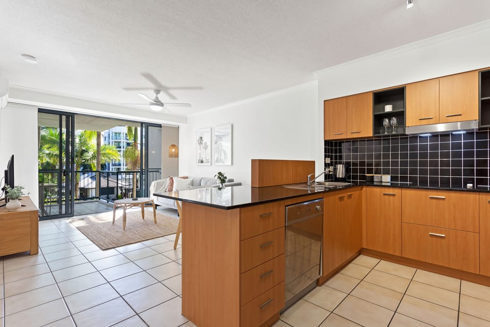 Deluxe Apartment, 1 Bedroom | Private kitchen | Full-size fridge, microwave, oven, stovetop