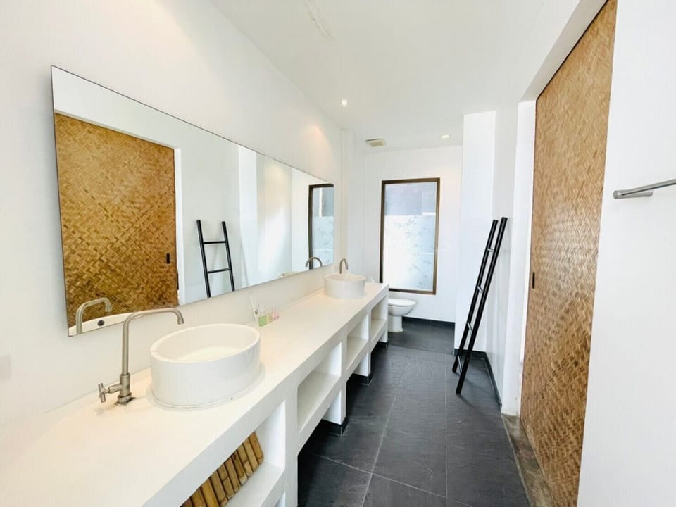 Deluxe Double Room | Bathroom | Free toiletries
