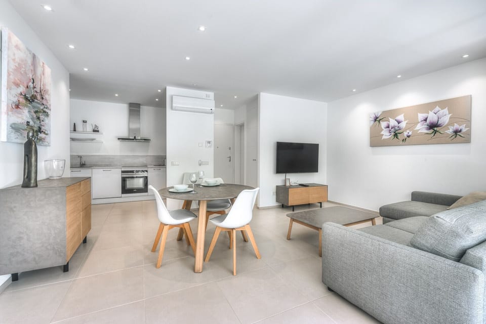 Beautiful spacious living room with dining room and fully equipped kitchen