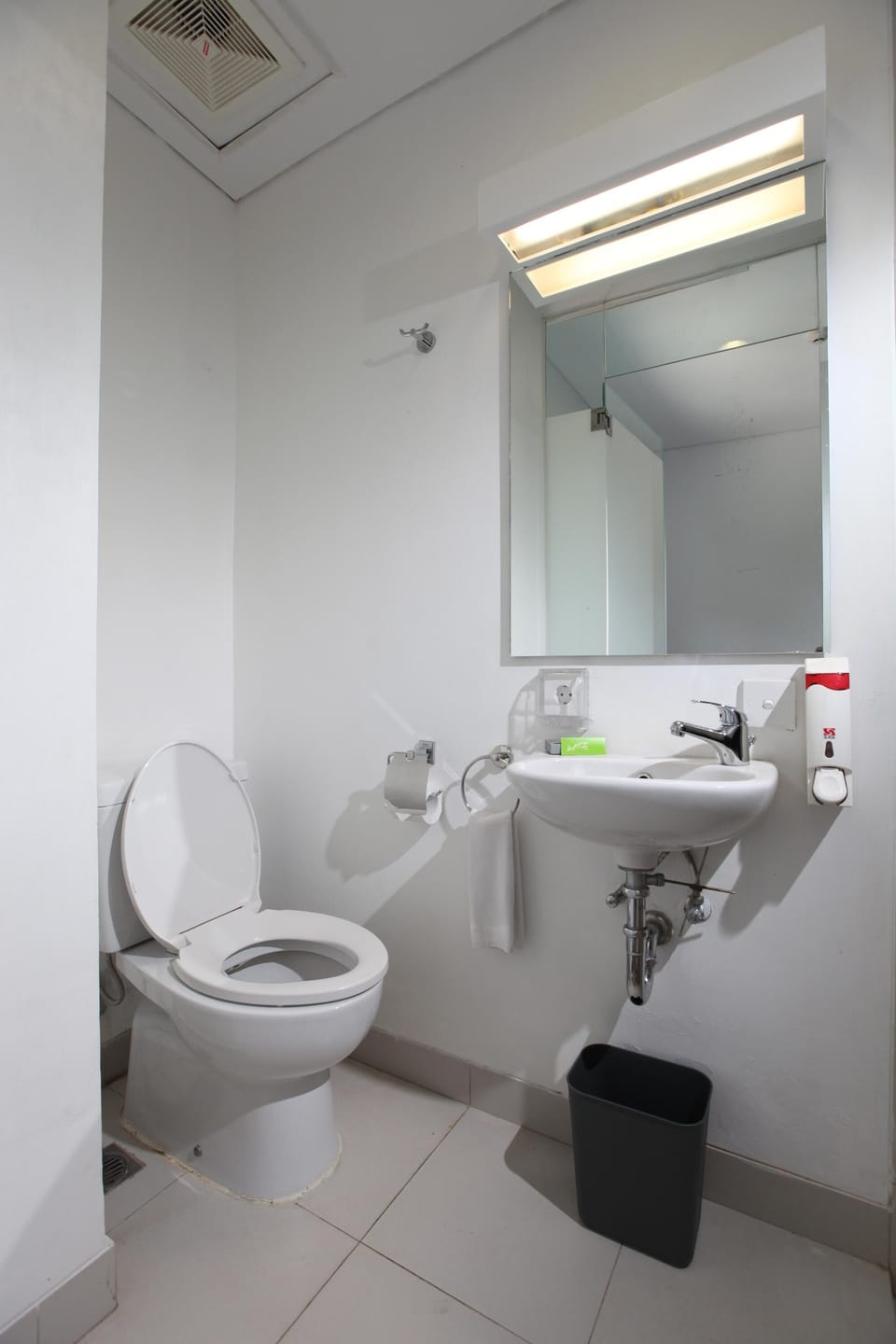 Standard Double Room, 1 Bedroom | Bathroom | Shower, rainfall showerhead, hair dryer, slippers