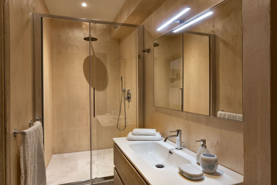 Deluxe Room | Bathroom
