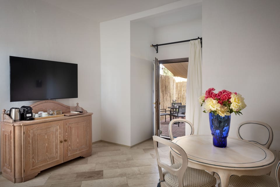 Deluxe Room | Living area | Flat-screen TV, Netflix, streaming services
