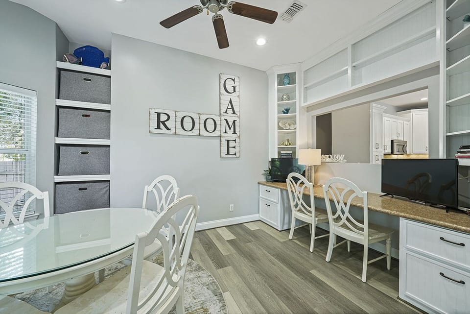 Flirty Flamingo - Crystal Beach - Game Room