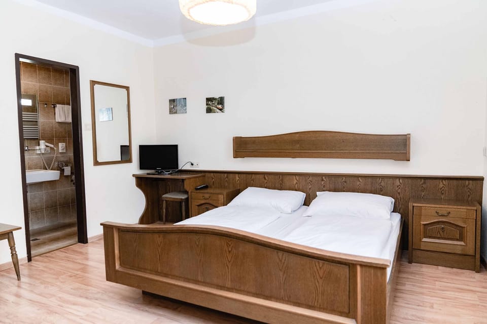 Double Room | WiFi (free), bed sheets