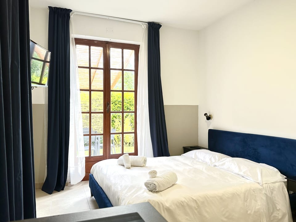 Junior Suite | 1 bedroom, blackout drapes, soundproofing, free WiFi
