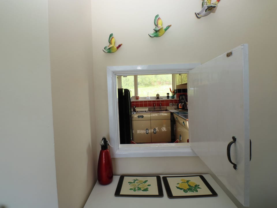 Cottage | Private kitchen | Fridge, electric kettle, toaster, cookware/dishes/utensils