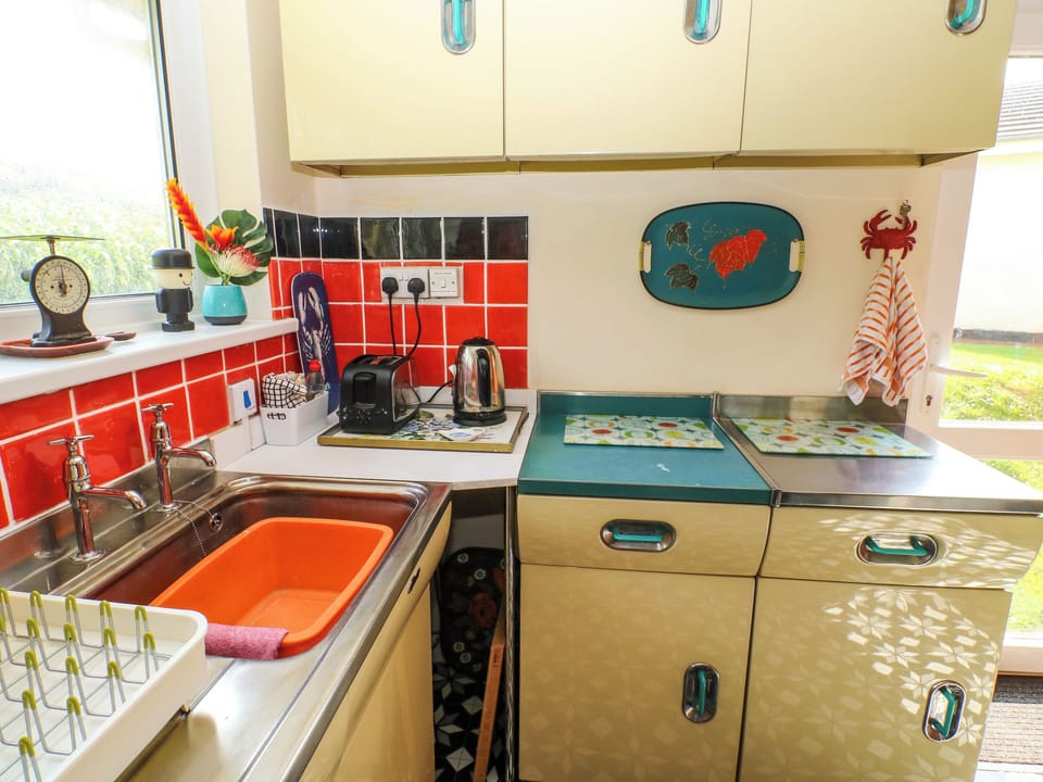 Cottage | Private kitchen | Fridge, electric kettle, toaster, cookware/dishes/utensils