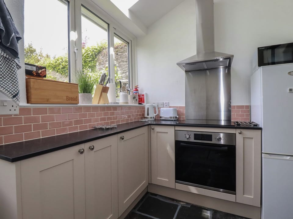 Cottage | Private kitchen | Fridge, dishwasher, electric kettle, cookware/dishes/utensils