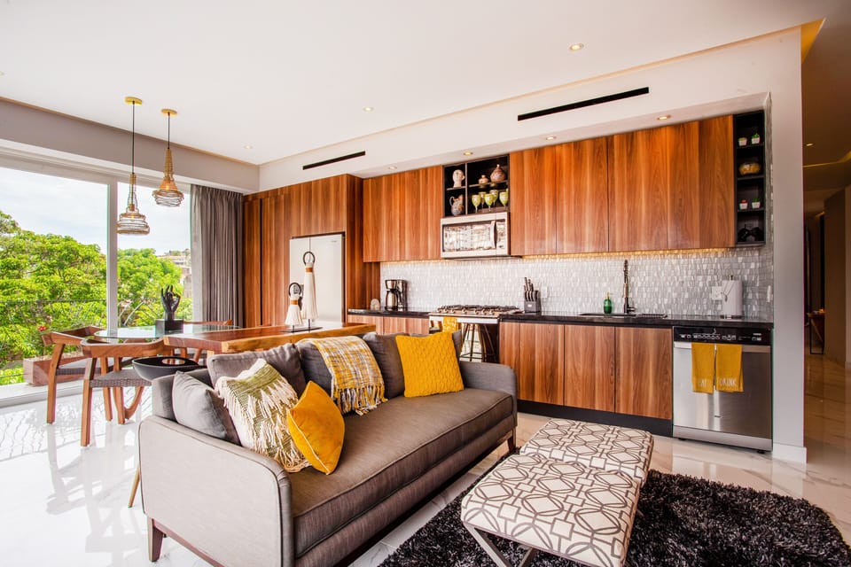 Nicely decorated living room with fully equipped kitchen