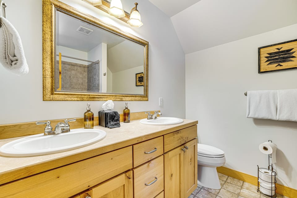 En-Suite Bathroom | Complimentary Toiletries | Towels Provided