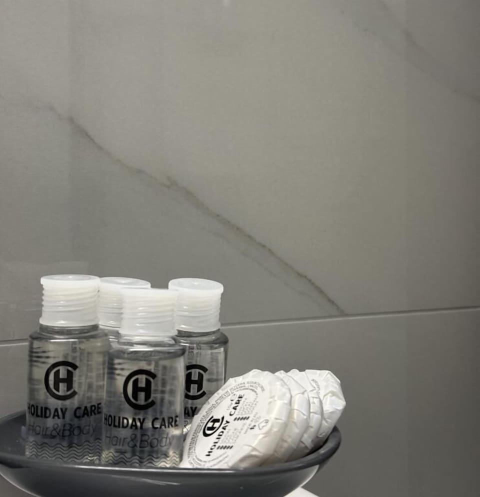 Deluxe Room | Bathroom | Shower, rainfall showerhead, hair dryer, slippers
