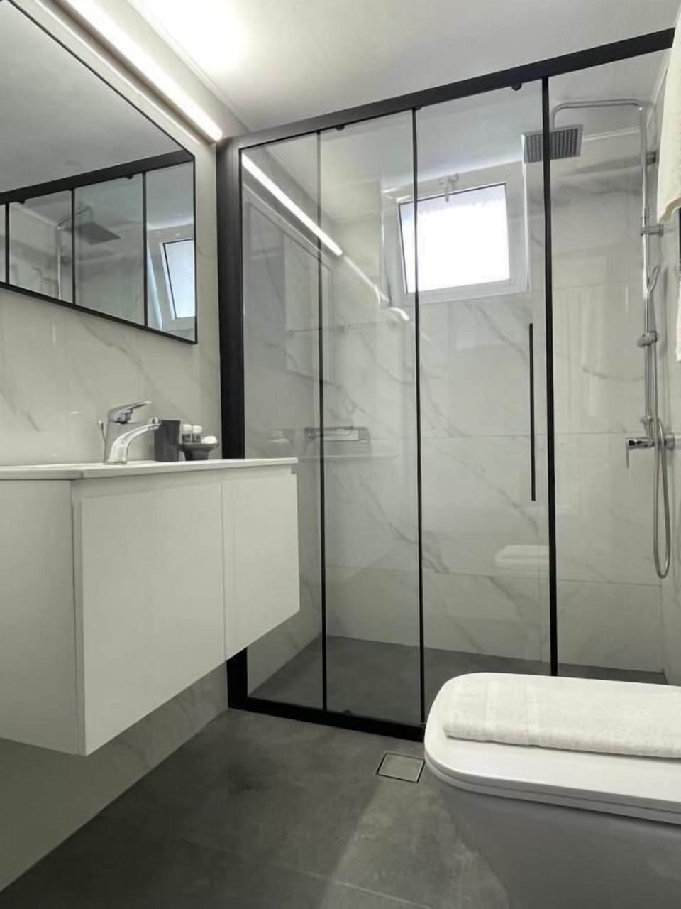 Deluxe Room | Bathroom | Shower, rainfall showerhead, hair dryer, slippers