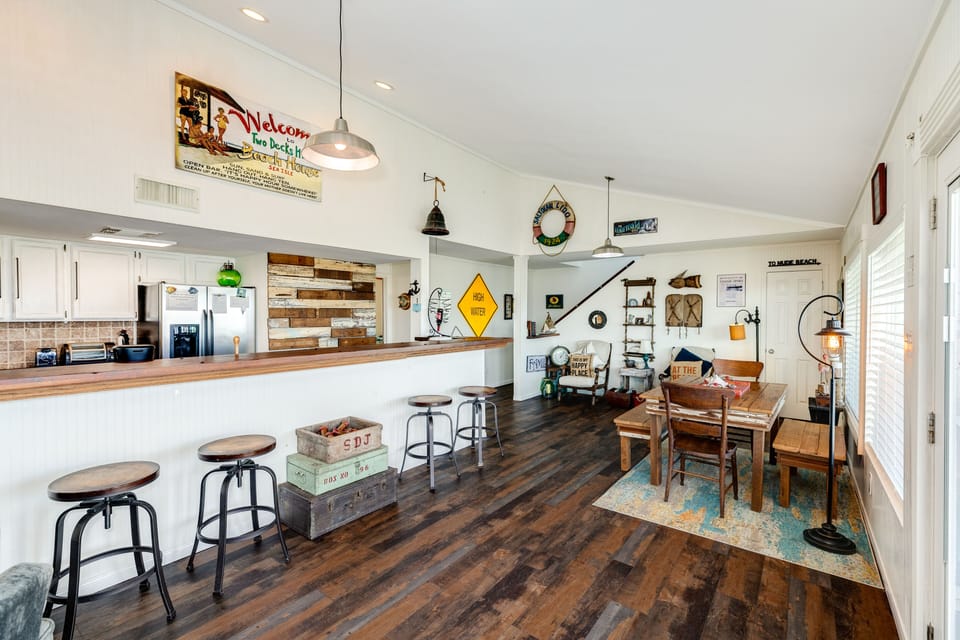 Breakfast bar seating 4 adjacent to the dining table