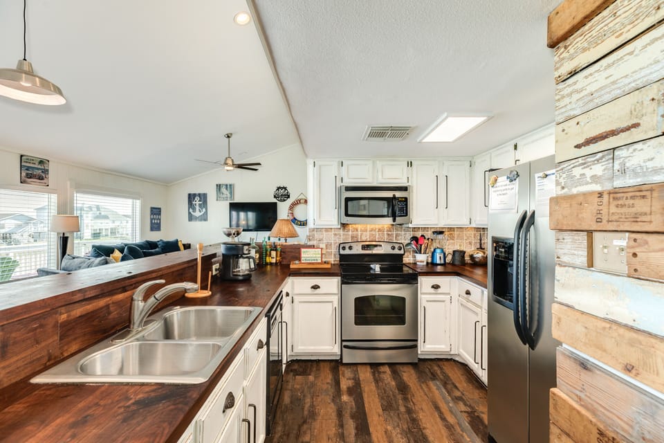Fully equipped kitchen with some stainless steel appliances