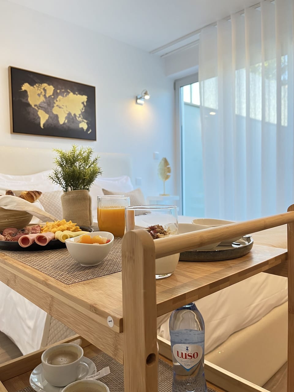 Daily continental breakfast (EUR 10 per person)