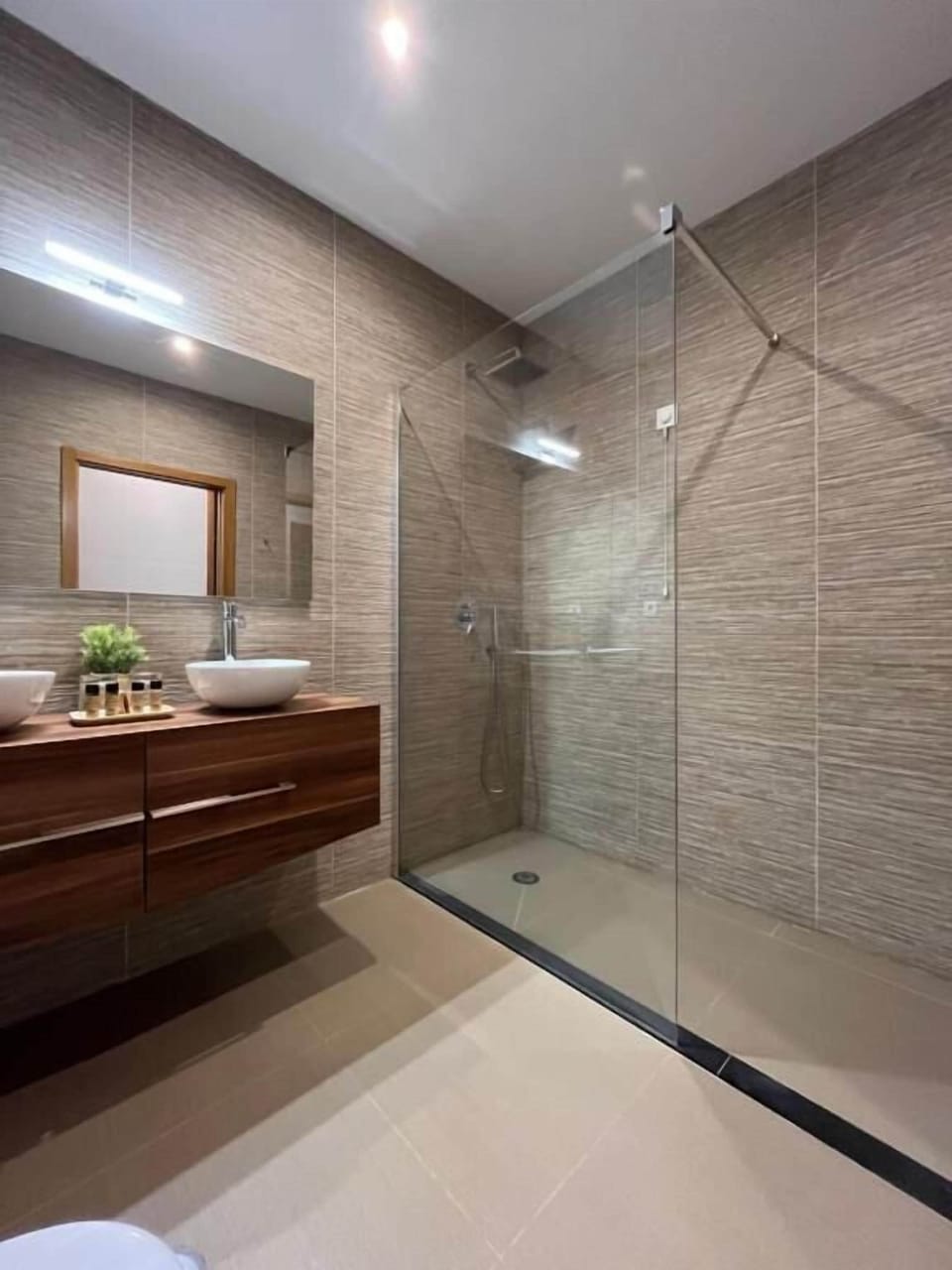 Superior Room | Bathroom | Designer toiletries, hair dryer, slippers, towels