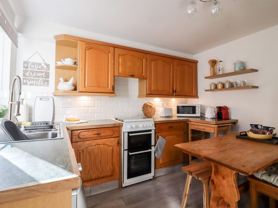 Cottage | Private kitchen | Fridge, electric kettle, toaster, cookware/dishes/utensils