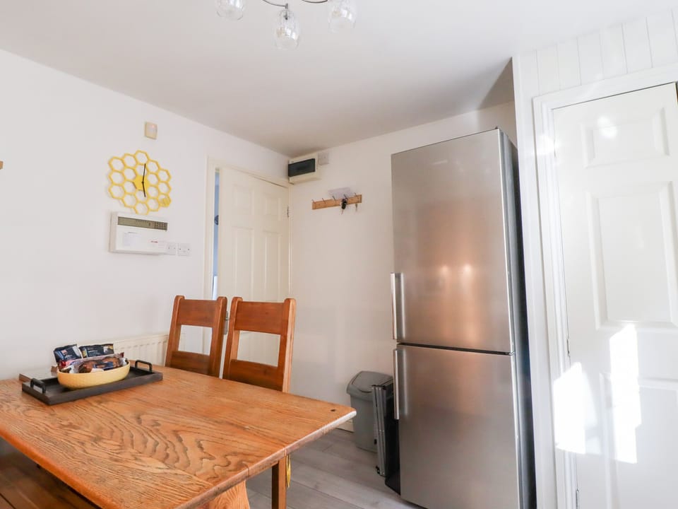 Cottage | Private kitchen | Fridge, electric kettle, toaster, cookware/dishes/utensils