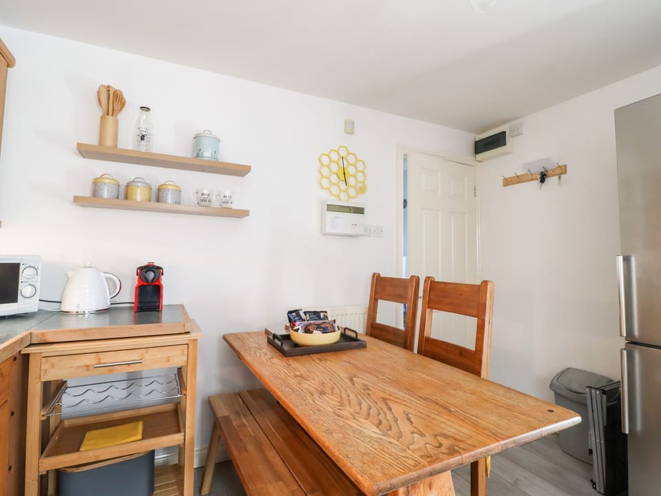 Cottage | Private kitchen | Fridge, electric kettle, toaster, cookware/dishes/utensils
