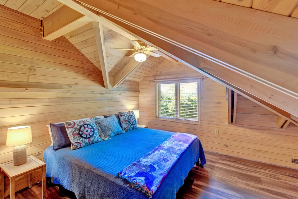 Upstairs Bear Room with king bed