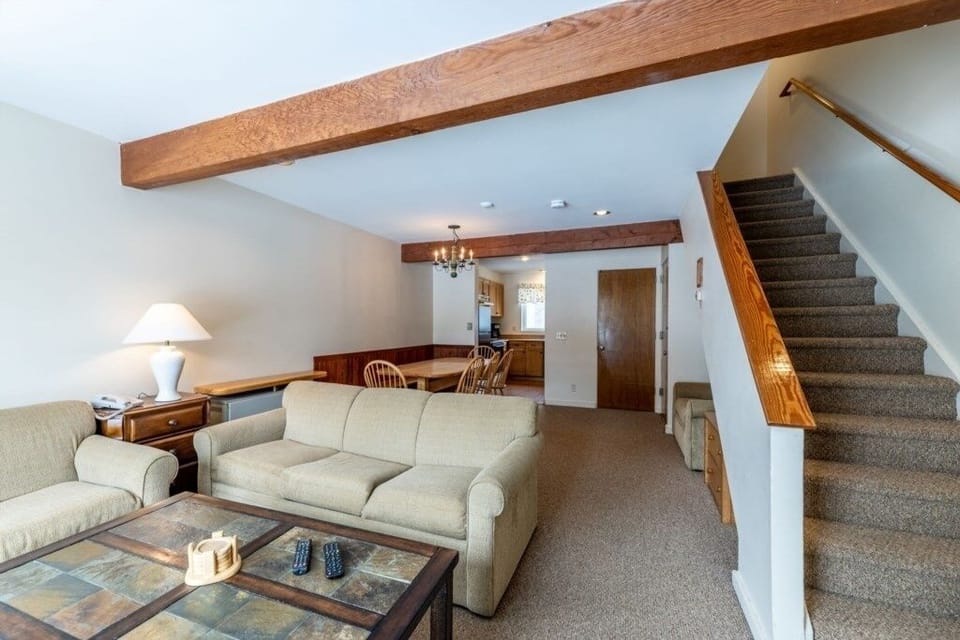 Couch, Furniture, Living Room, Indoors, Room