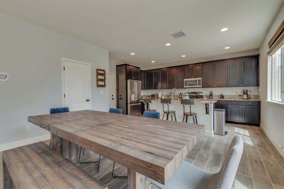 Serve your delicious meals easily at the lovely dining table.