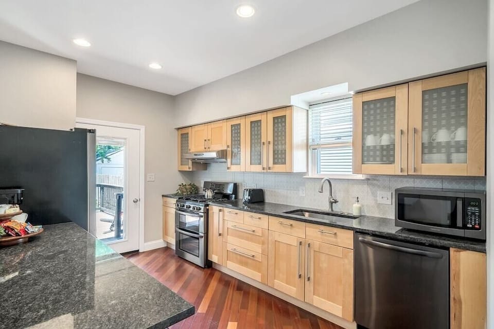 A full kitchen awaits your trip!