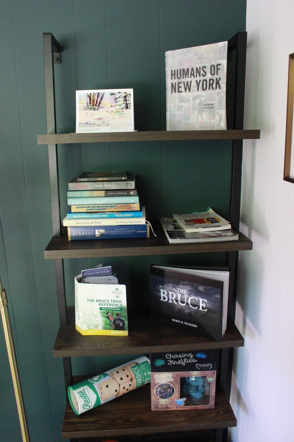 The library at Cardinal Hill features books on local history, culture, arts, and global topics. We also have the official Bruce Trail maps and reference guide available for guests to use. 