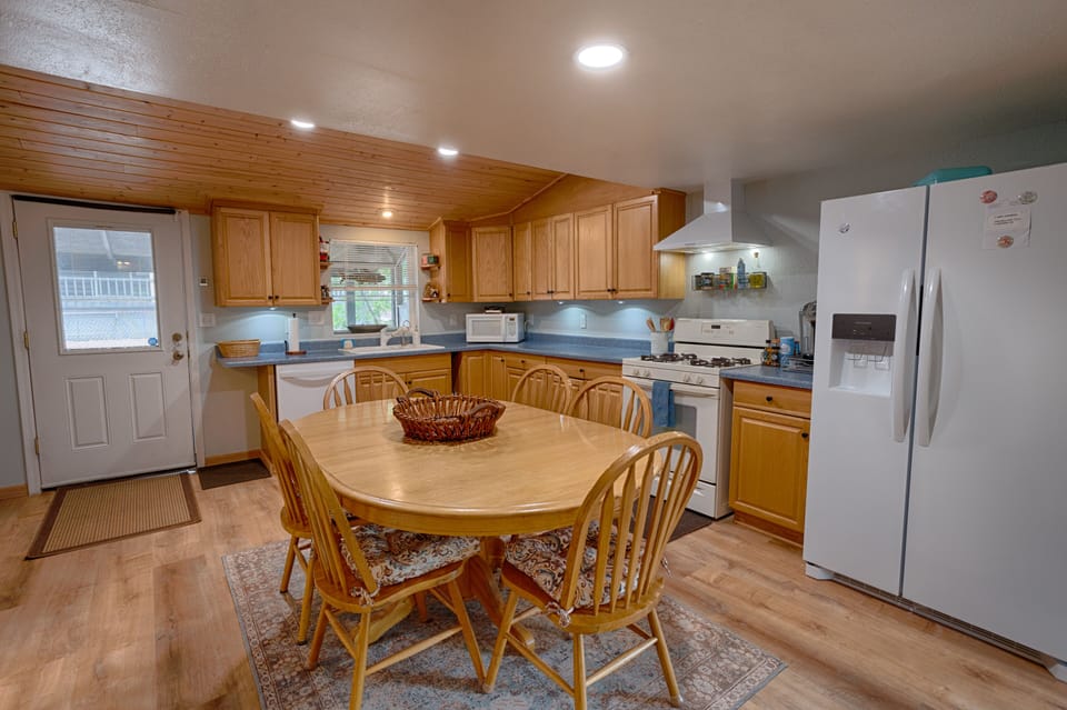 dishwasher and full kitchen appliances with everything you need. 