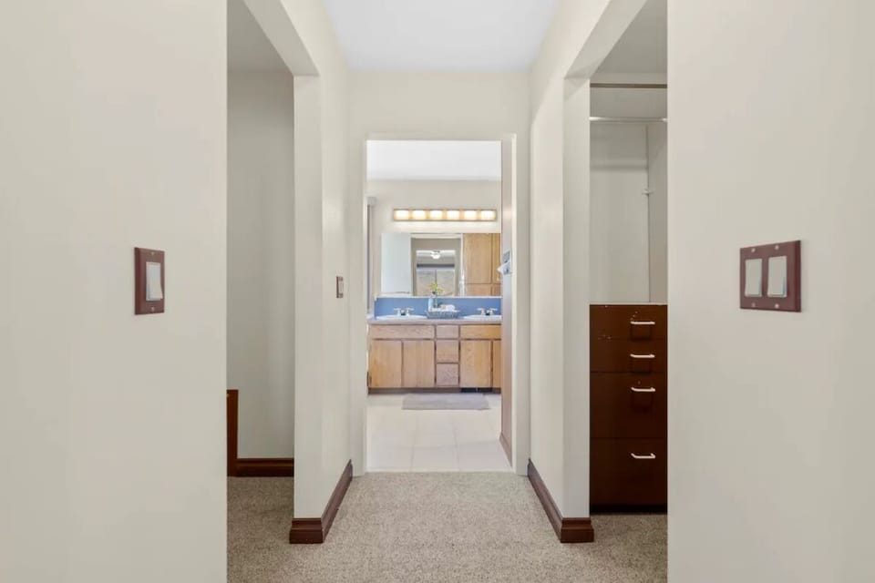 Private bathroom of bedroom 1