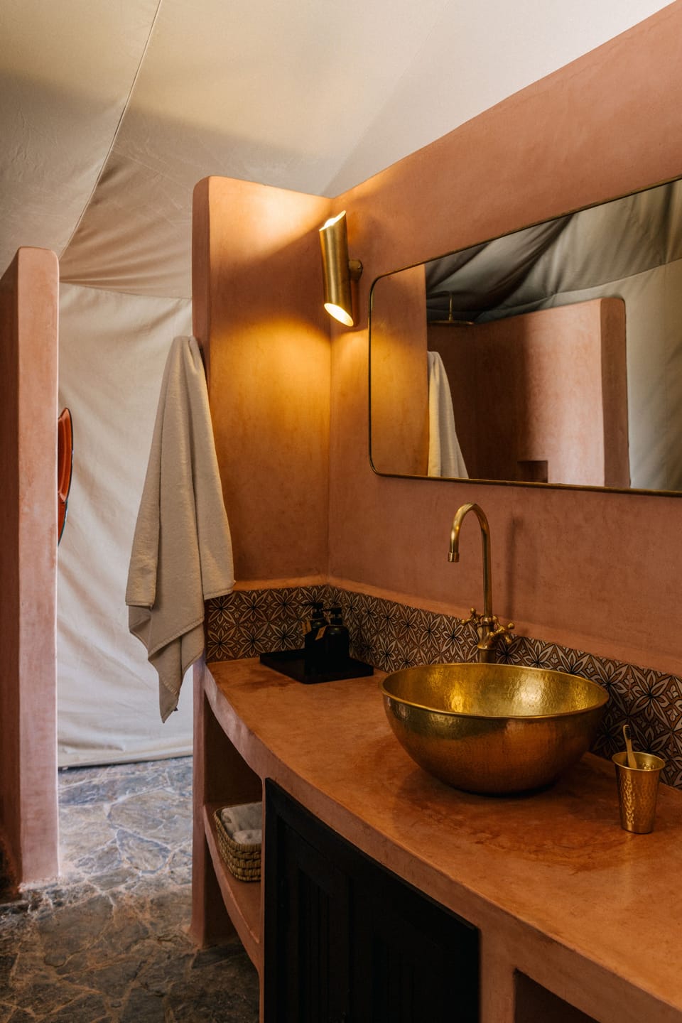 Shower, rainfall showerhead, free toiletries, hair dryer
