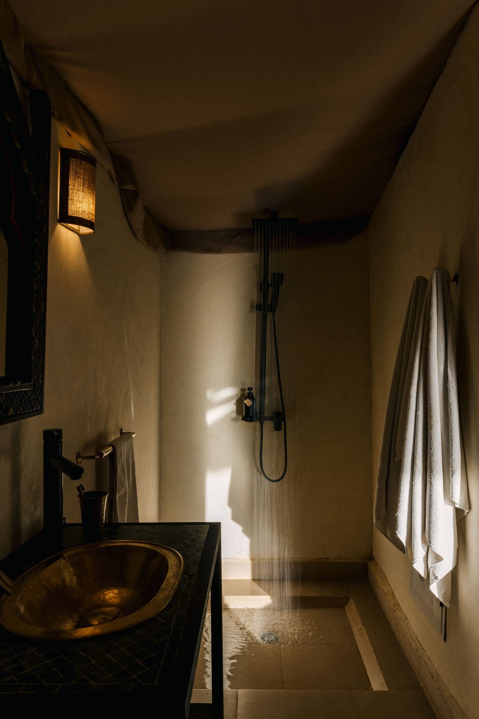 Shower, rainfall showerhead, free toiletries, hair dryer