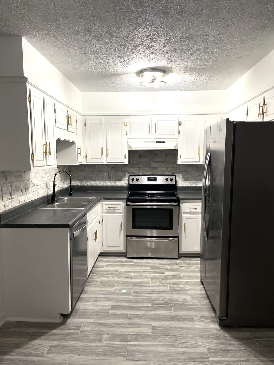 full kitchen to prepare meals . 