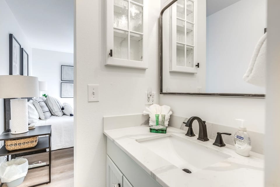 Private bathroom in the main bedroom. 