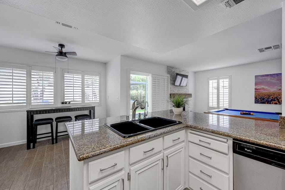 kitchen seats 7 ppl 