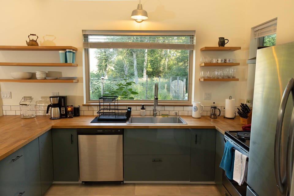 Plenty of room to make meals in this kitchen!