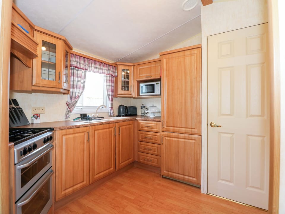 Cottage | Private kitchen | Fridge, electric kettle, cookware/dishes/utensils