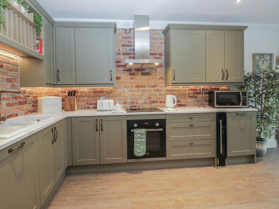 Cottage | Private kitchen | Dishwasher, cookware/dishes/utensils