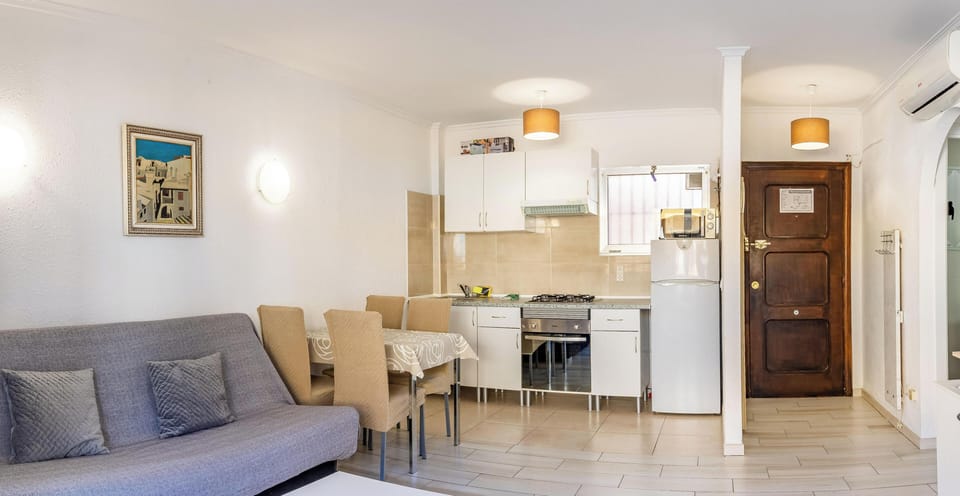 Kitchen or kitchenette,Dining area
