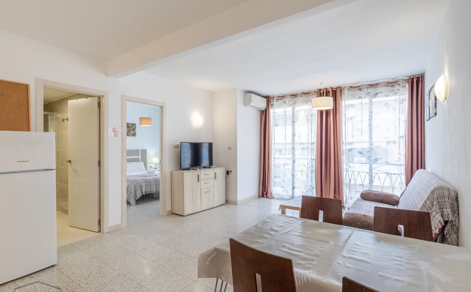 Communal lounge/ TV room,Living room,Dining area