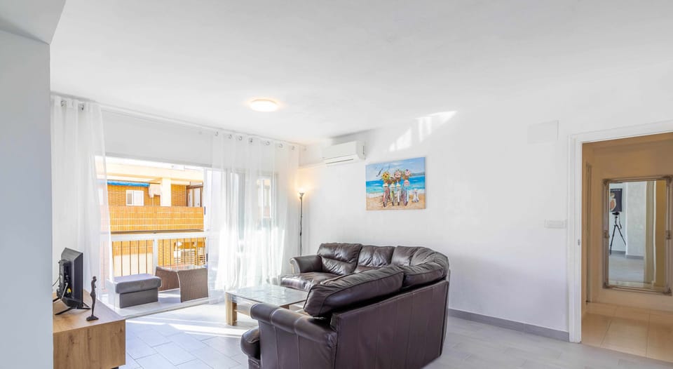 Communal lounge/ TV room,Balcony/Terrace,Living room