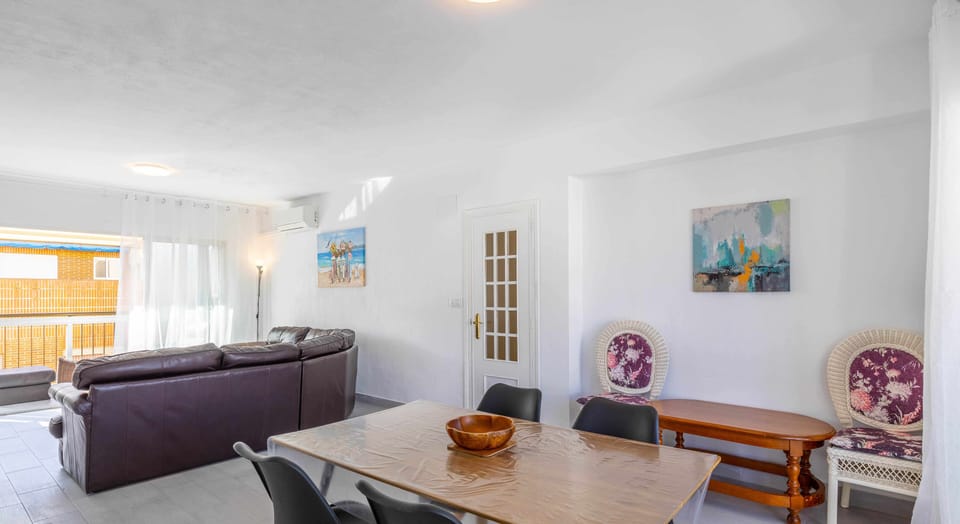 Communal lounge/ TV room,Living room,Dining area