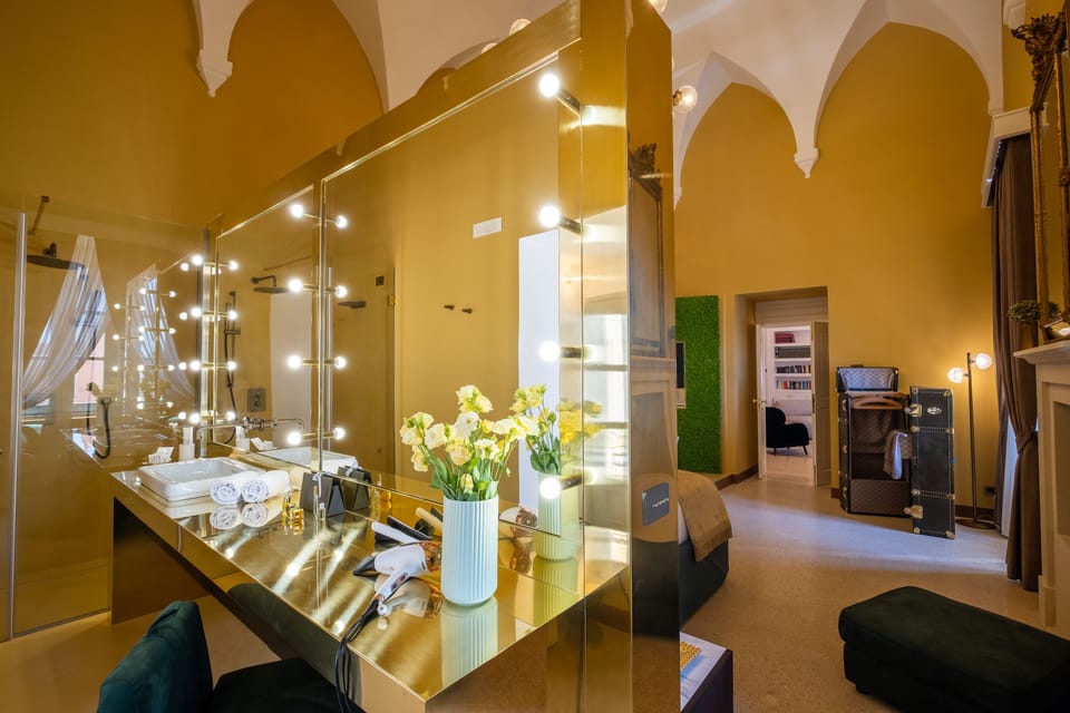 Deluxe Room | Bathroom | Shower, rainfall showerhead, free toiletries, hair dryer