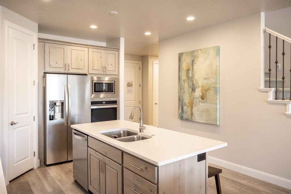Kitchen Island - This sleek, modern kitchen has all the best upgrades to make cooking a breeze!