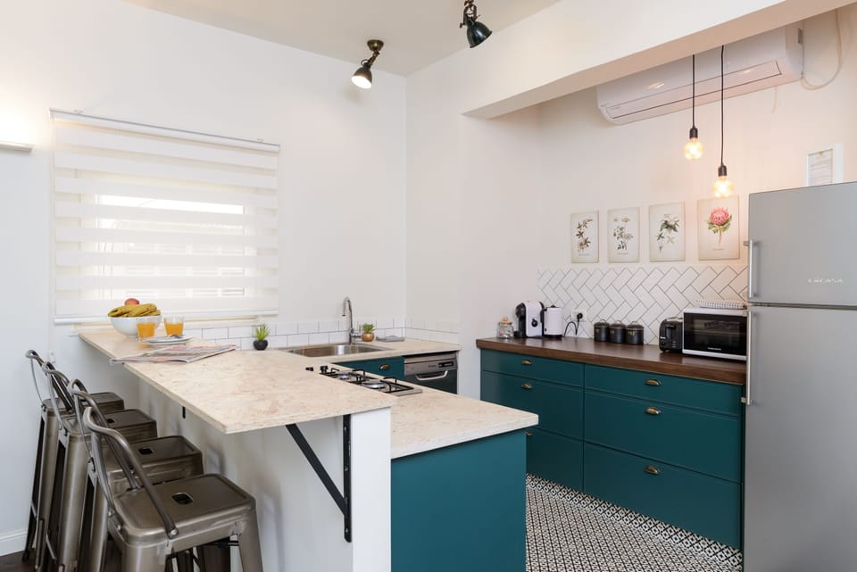 Full-size fridge, microwave, oven, stovetop