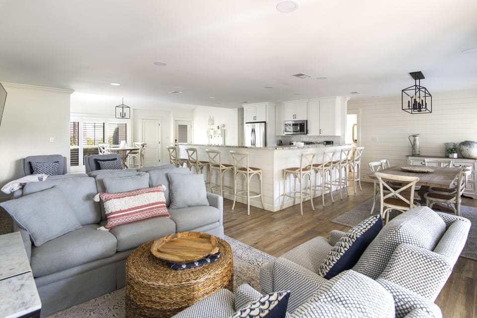 This open floor plan is great for entertaining and spreading out!