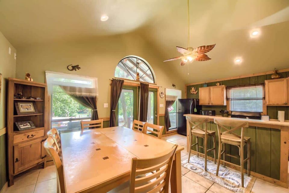 Dining room area with seating for 6.