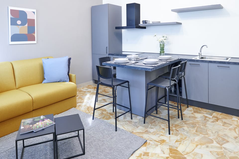 Deluxe Apartment | Private kitchen | Full-size fridge, microwave, oven, stovetop